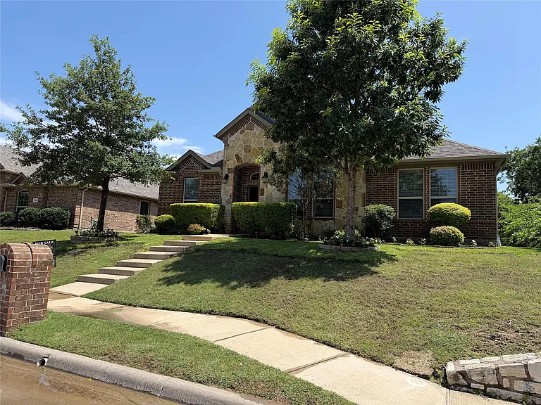 2607 Idlewood Dr — Photo 2