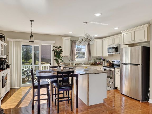 4th image of 235 Locustdale Loop