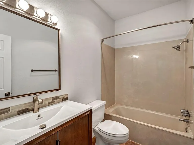 1307 Kinney Ave #110 — Photo 11