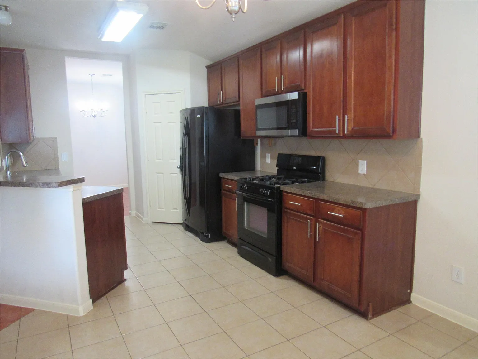 4 bed, 2.0 bath, 2367 sqft, $2,250 — Photo 4