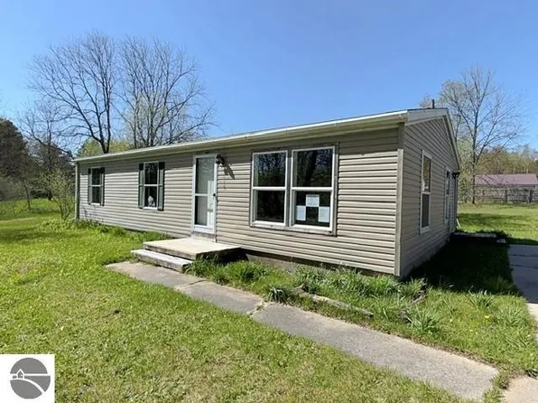 20956 Fewins Rd, Interlochen, MI 49643
