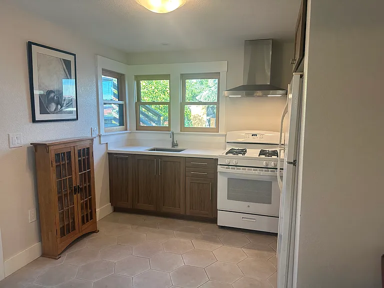 Full kitchen