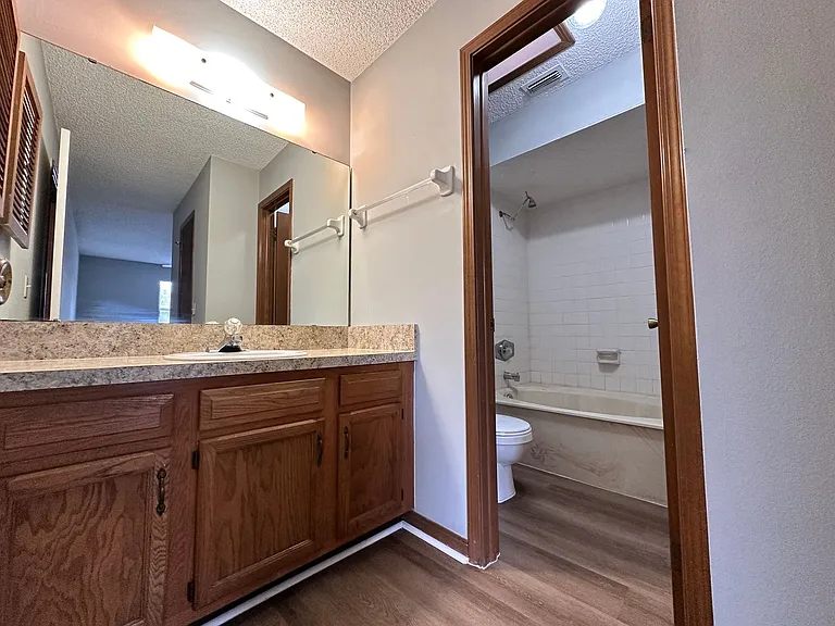 1114 Romaine Cir W — Photo 9