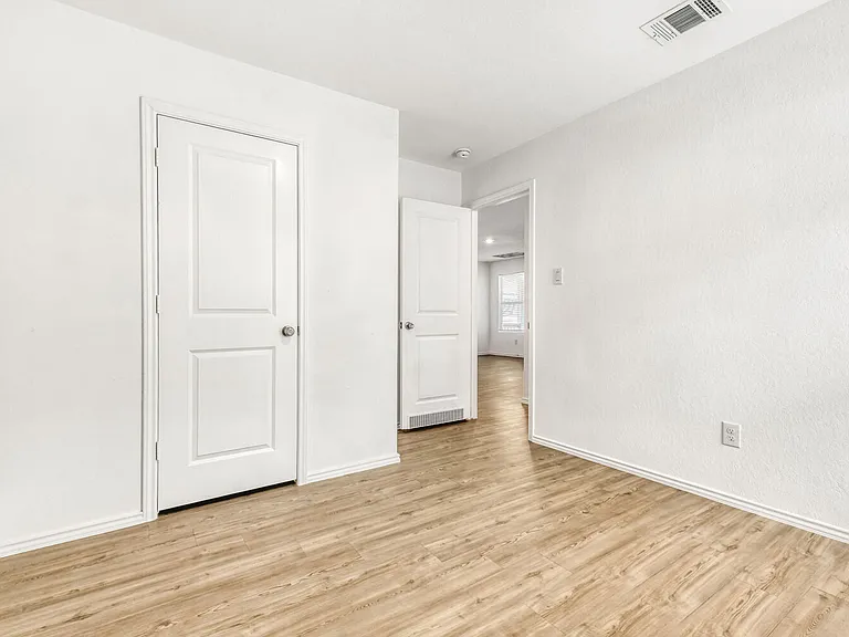 7102 Satellite Dr — Photo 33
