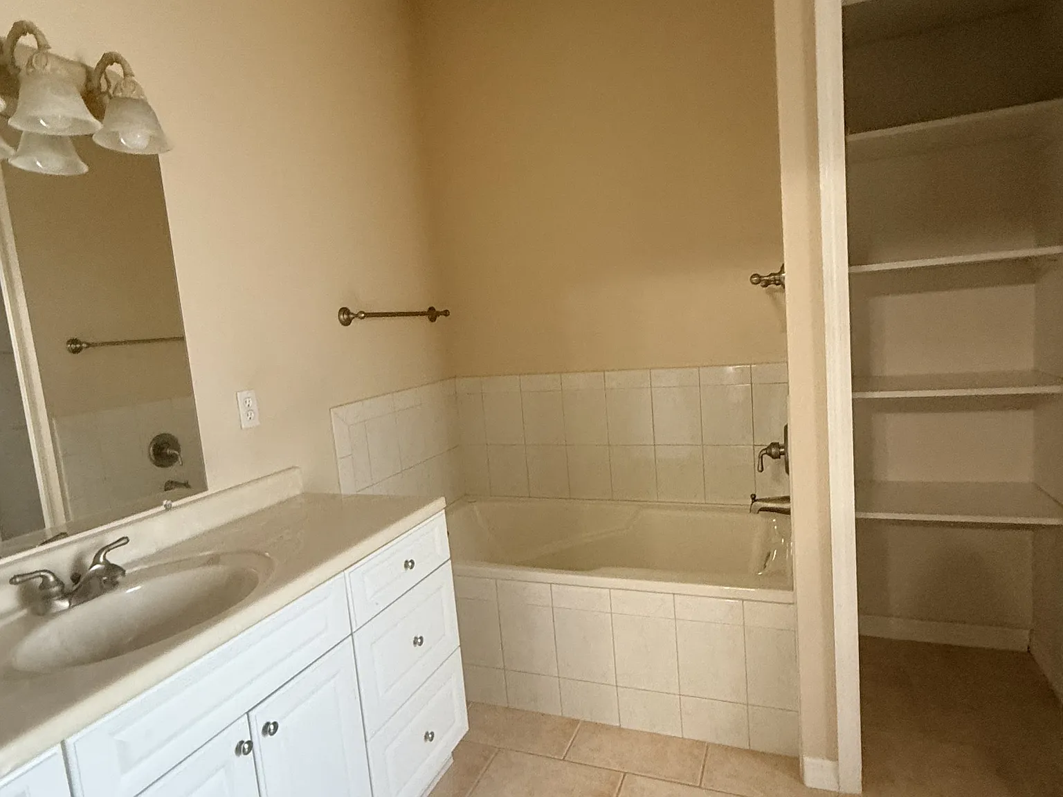 4 bed, 2249 sqft, $2,950 — Photo 2