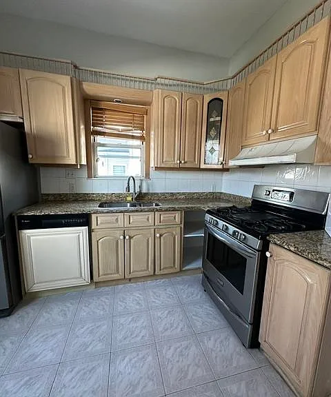 228 73rd St — Photo 2