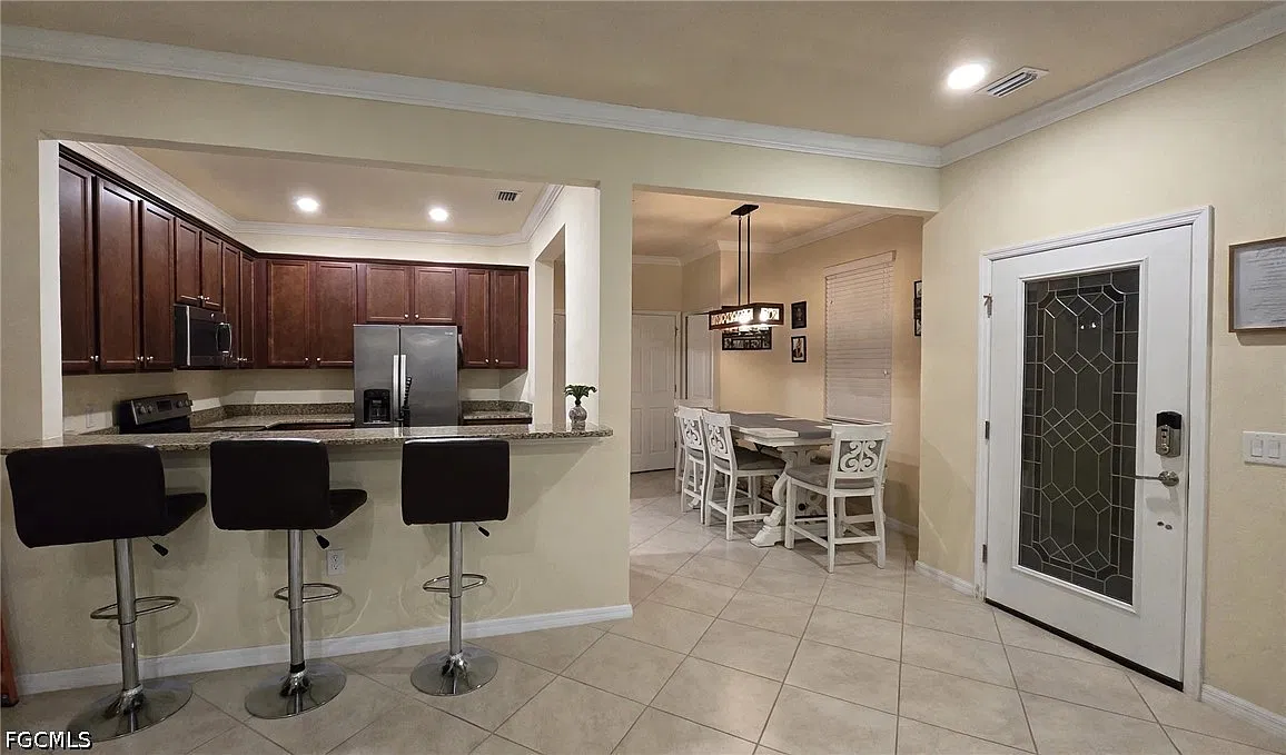3 bed, 2.5 bath, 1934 sqft, $2,250 — Photo 3