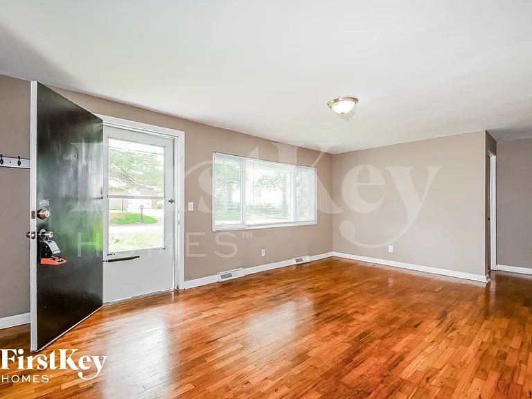 704 Highland Dr — Photo 3