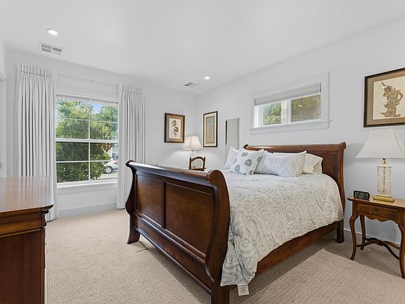 Bedroom 1 - Queen bed