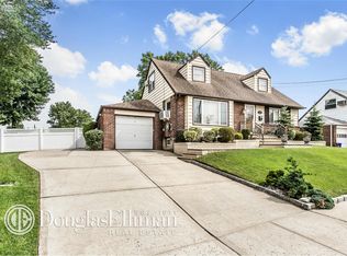 59 Lyon St, Valley Stream, NY 11580