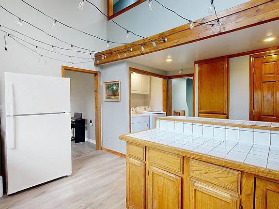 5th image of 421 Harold St