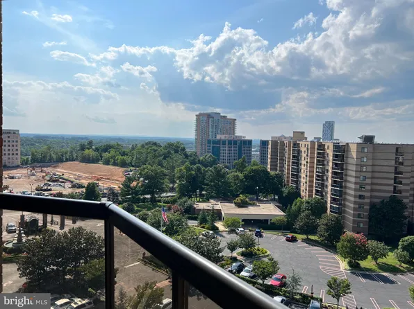 8340 Greensboro Dr APT 917, Mc Lean, VA 22102
