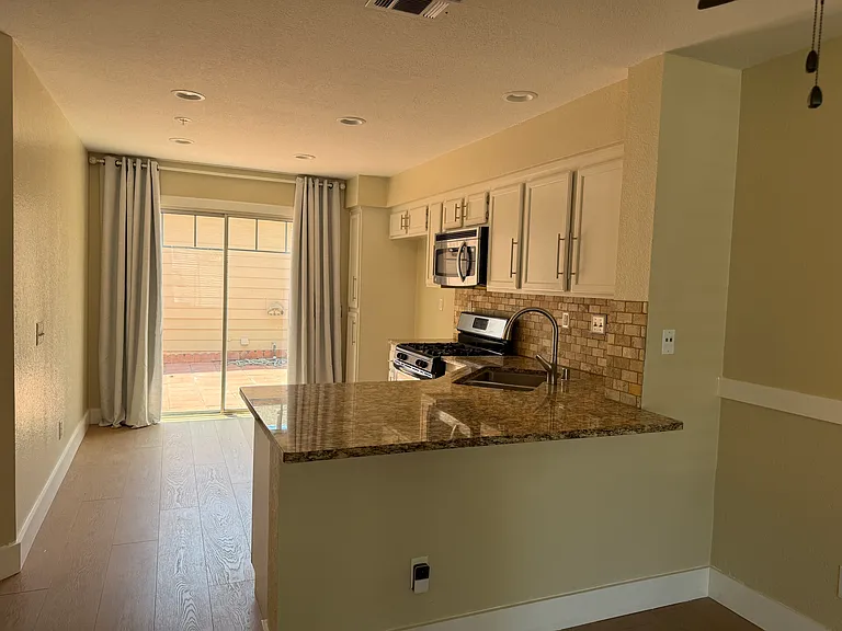1010 E Chestnut St — Photo 11