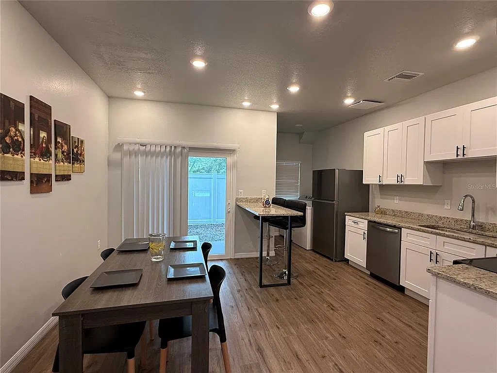 3 bed, 2.5 bath, 1111 sqft, $2,400 — Photo 3