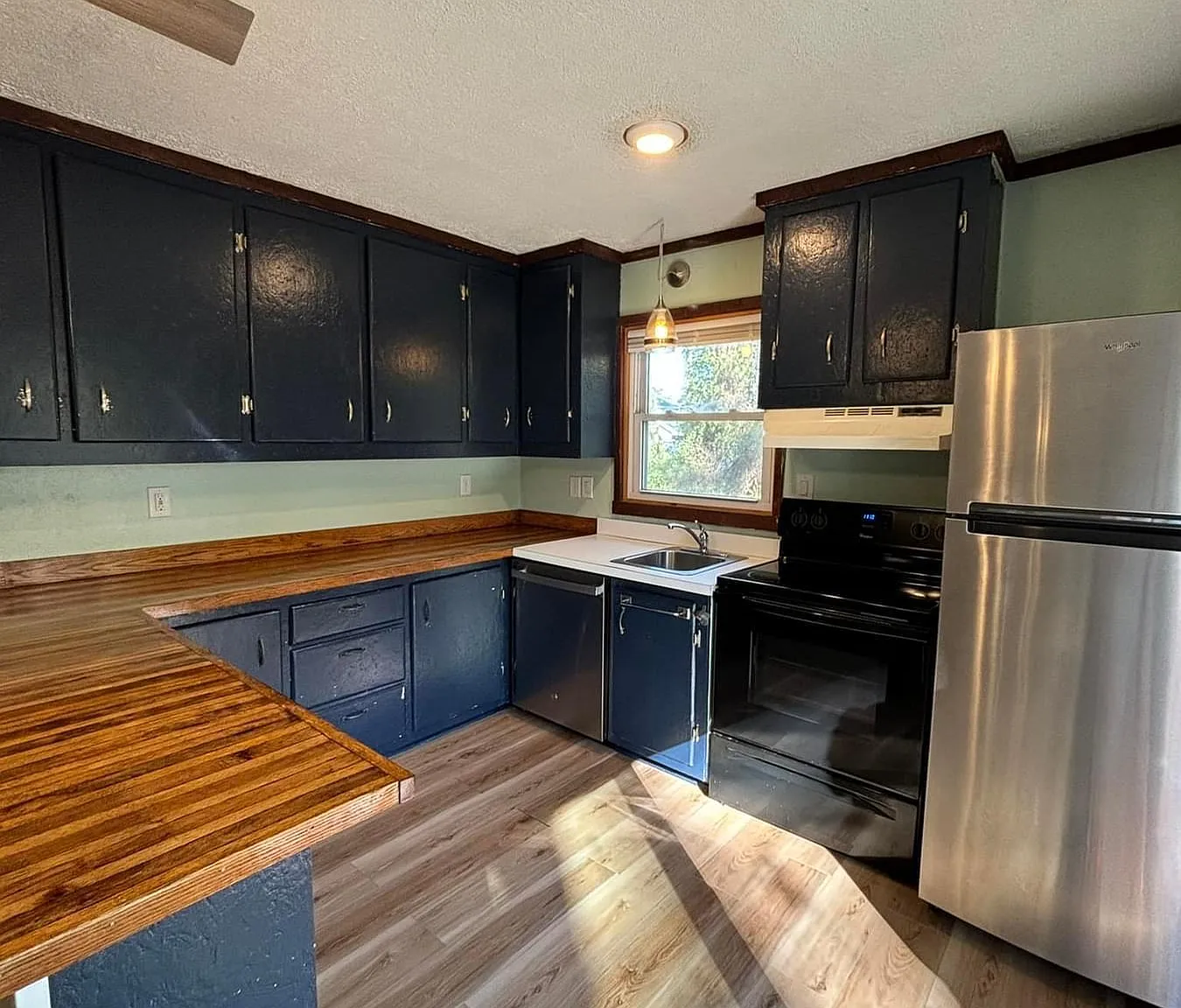 2 bed, 1.5 bath, 900 sqft, $2,000 — Photo 2