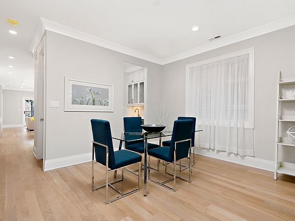 4th image of 1517 W Barry Ave #2E