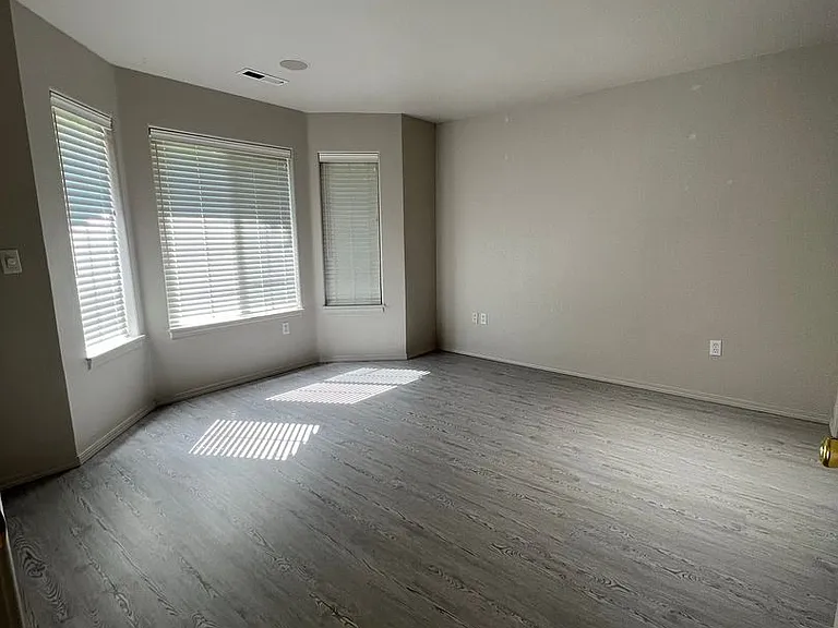 925 Hanks St — Photo 10