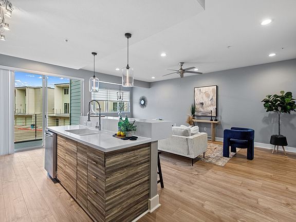 4th image of 604 N Bluff Dr Unit 204