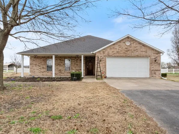 954 NW Main St, Gentry, AR 72734