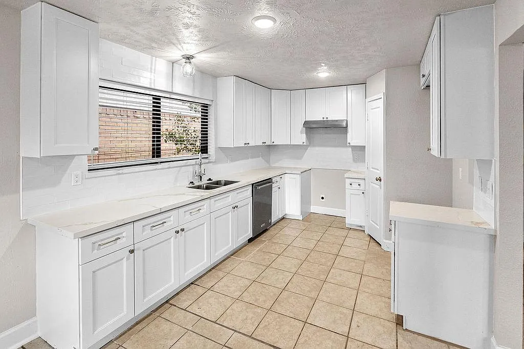4 bed, 2.0 bath, 1729 sqft, $2,200 — Photo 4