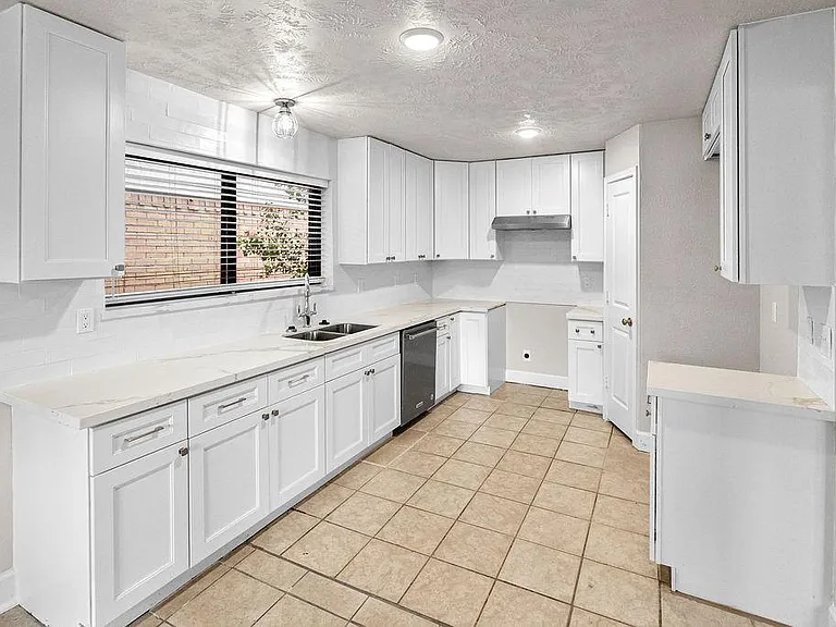 14910 Grassington Dr — Photo 4