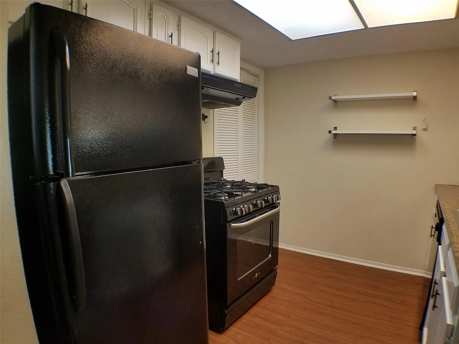 3 bed, 2.0 bath, 1390 sqft, $1,550 — Photo 4