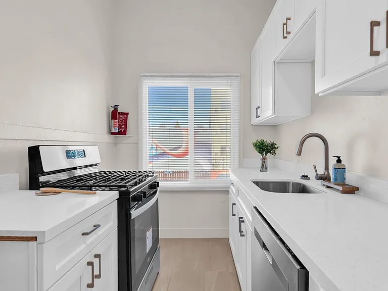 2091 California Street — Photo 13