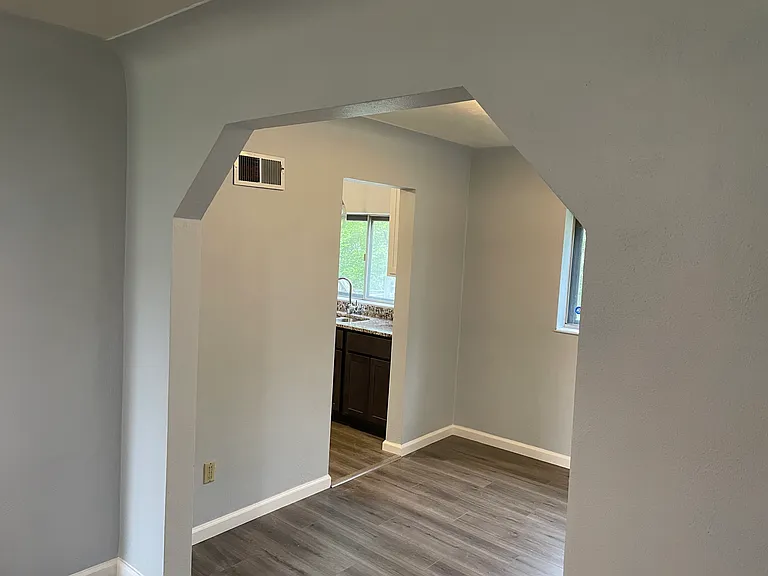 2410 Wallis Ave — Photo 9