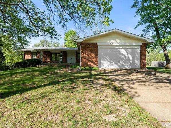 219 Barker Ln, Ballwin, MO 63021