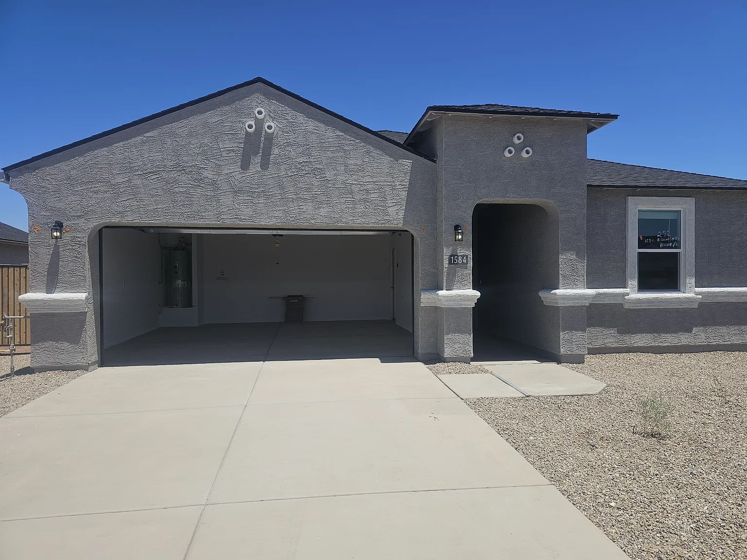 4 bed, 2051 sqft, $1,900 — Photo 2