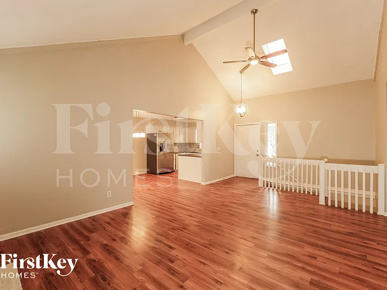 804 NE Karapat Dr — Photo 5
