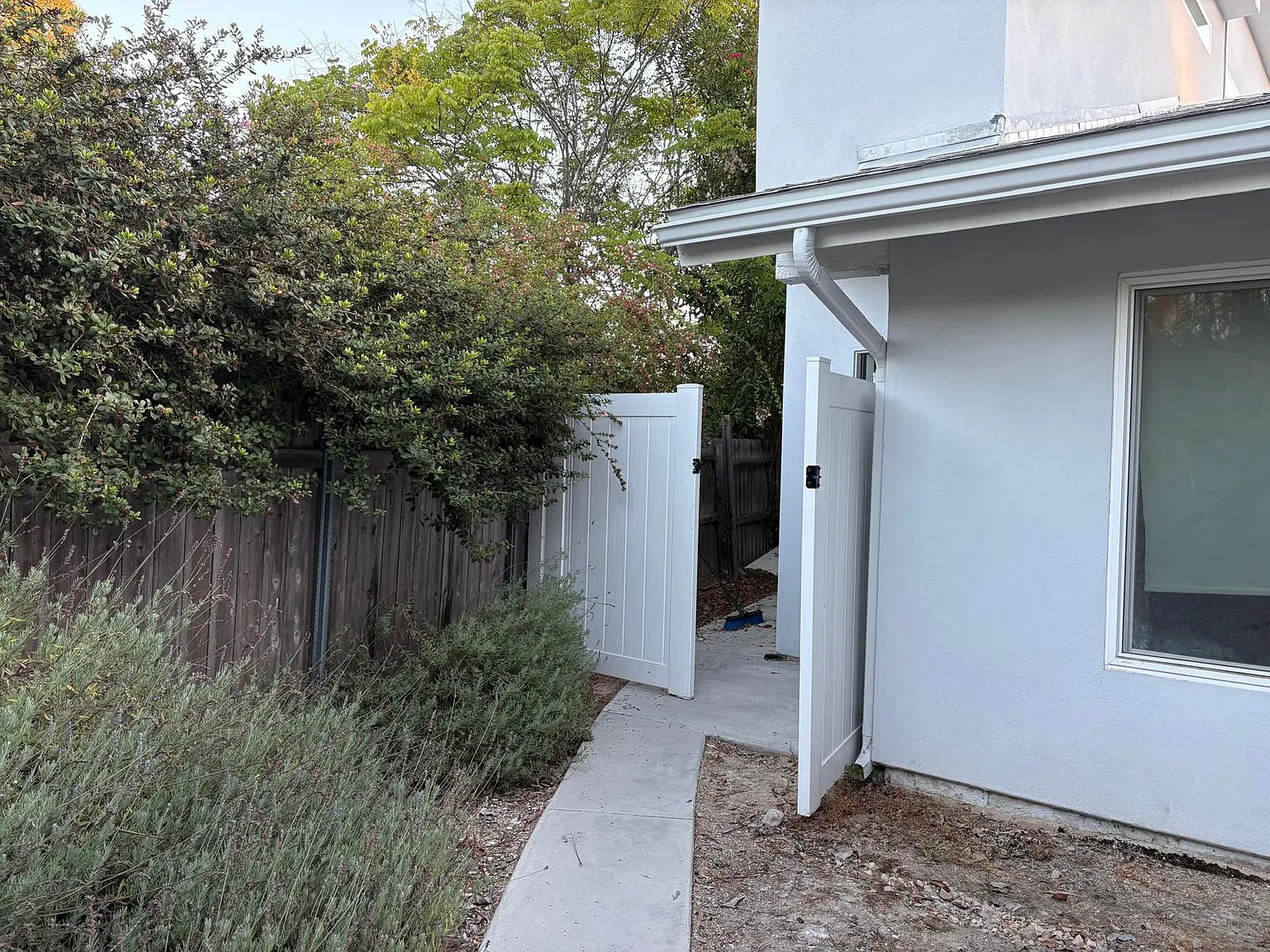 Studio, 600 sqft, $1,800 — Photo 2