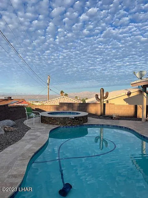 3 bed, 2.0 bath, 1559 sqft, $2,300 — Photo 2