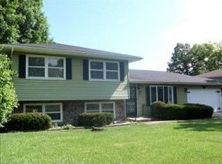2820 Crowsnest Dr, Hobart, IN 46342