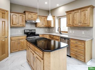 2004 Longview St, Papillion, NE 68133