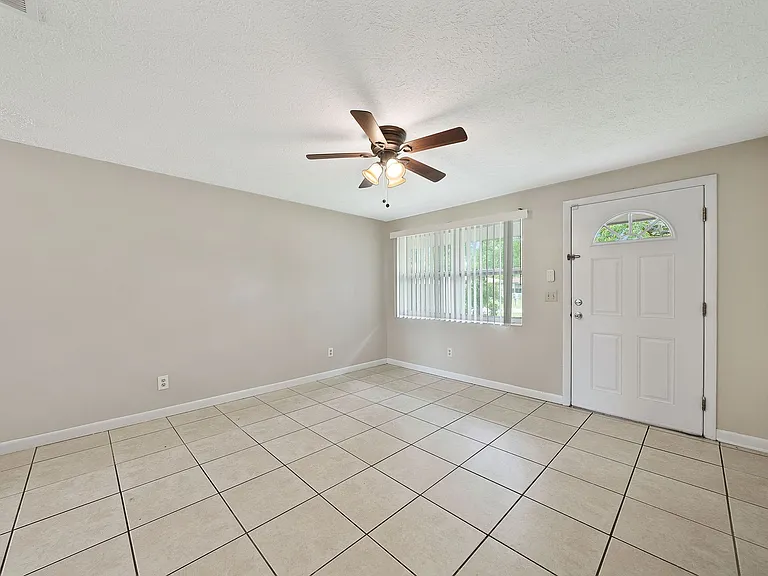 1019 Bradford Cir — Photo 4
