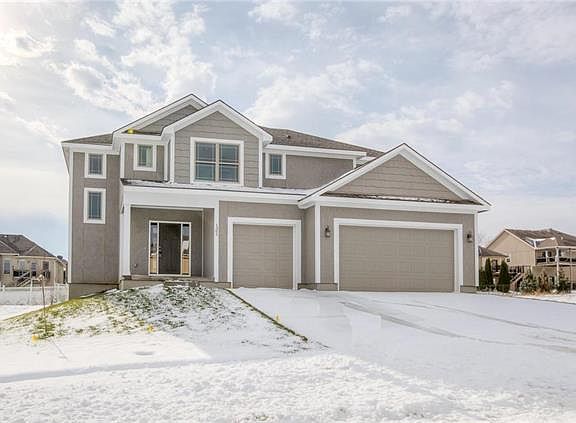 2nd image of 900 NW Persimmon Ct