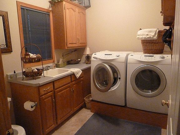 Main level laundry/1/2 bath 