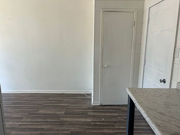 5th image of 162 Burke St