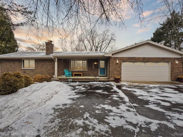 59100 Topping Ct, New Hudson, MI 48165