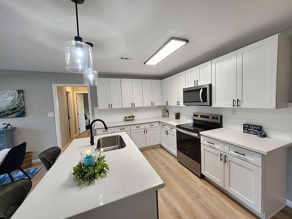 5th image of 17 Norwood Dr