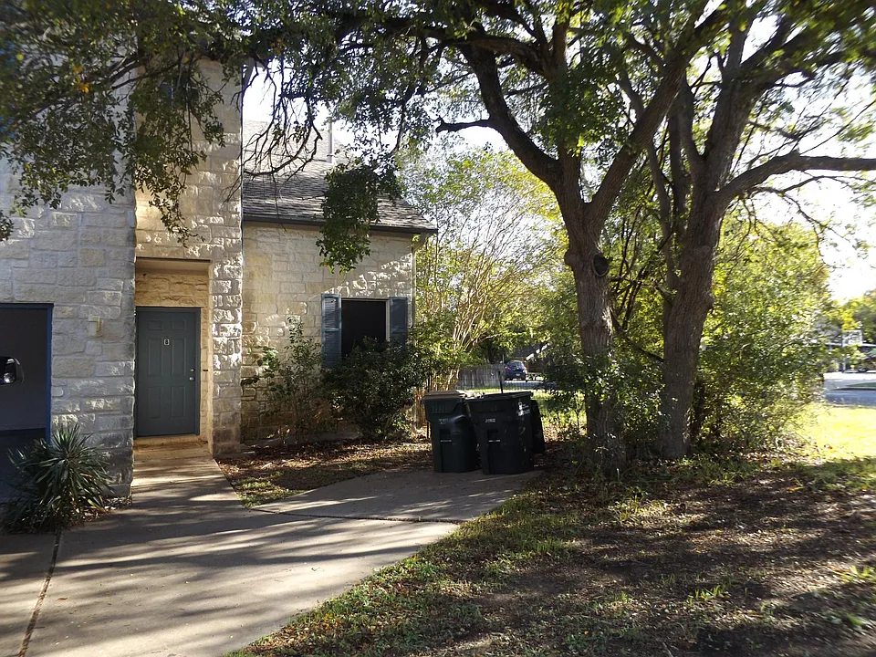 Whisper Oaks Ln