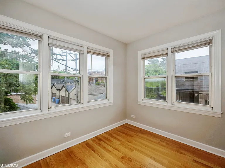 1915 N Winchester Ave #2E — Photo 5