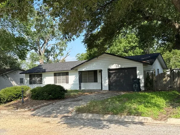 117 Palmo Dr, Luling, TX 78648