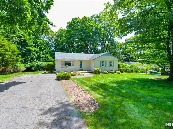 51 Charwalt Dr, Hawthorne, NJ 07506