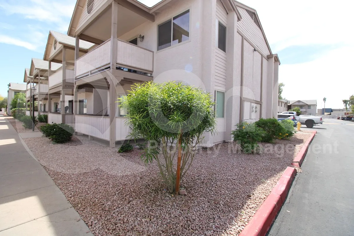 2 bed, 2.0 bath, 779 sqft, $1,350 — Photo 4