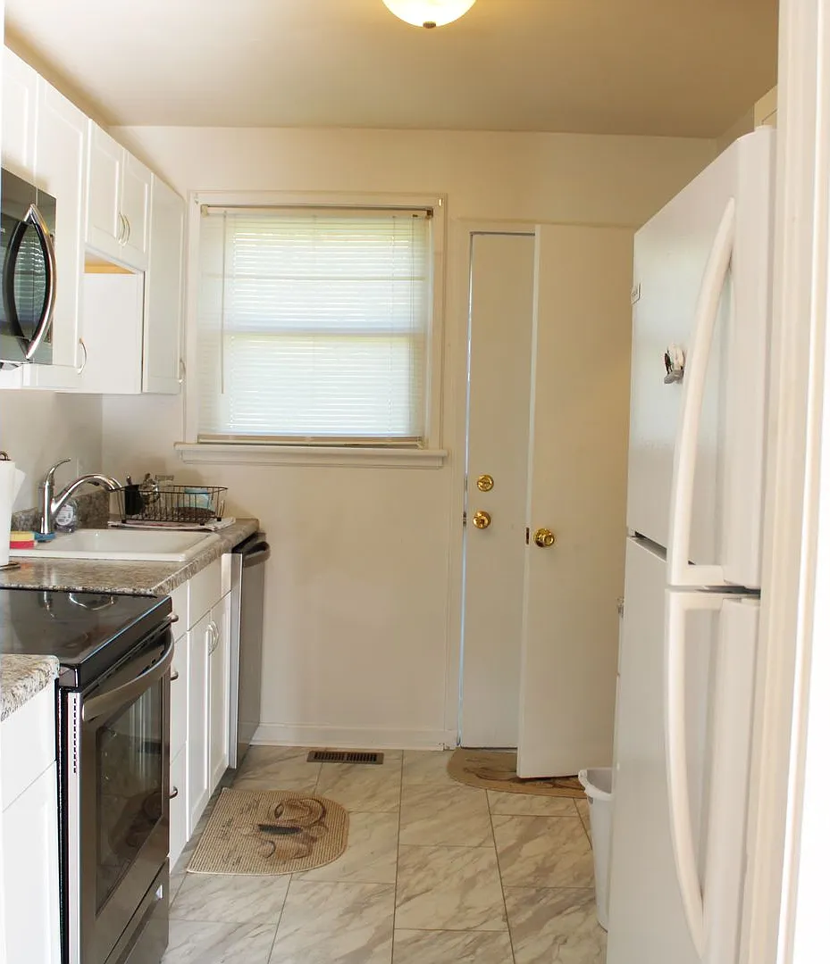 Renovated Sapphire Manor Condo — Photo 4