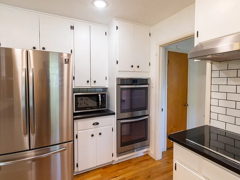 1556 Singleton Ave — Photo 9