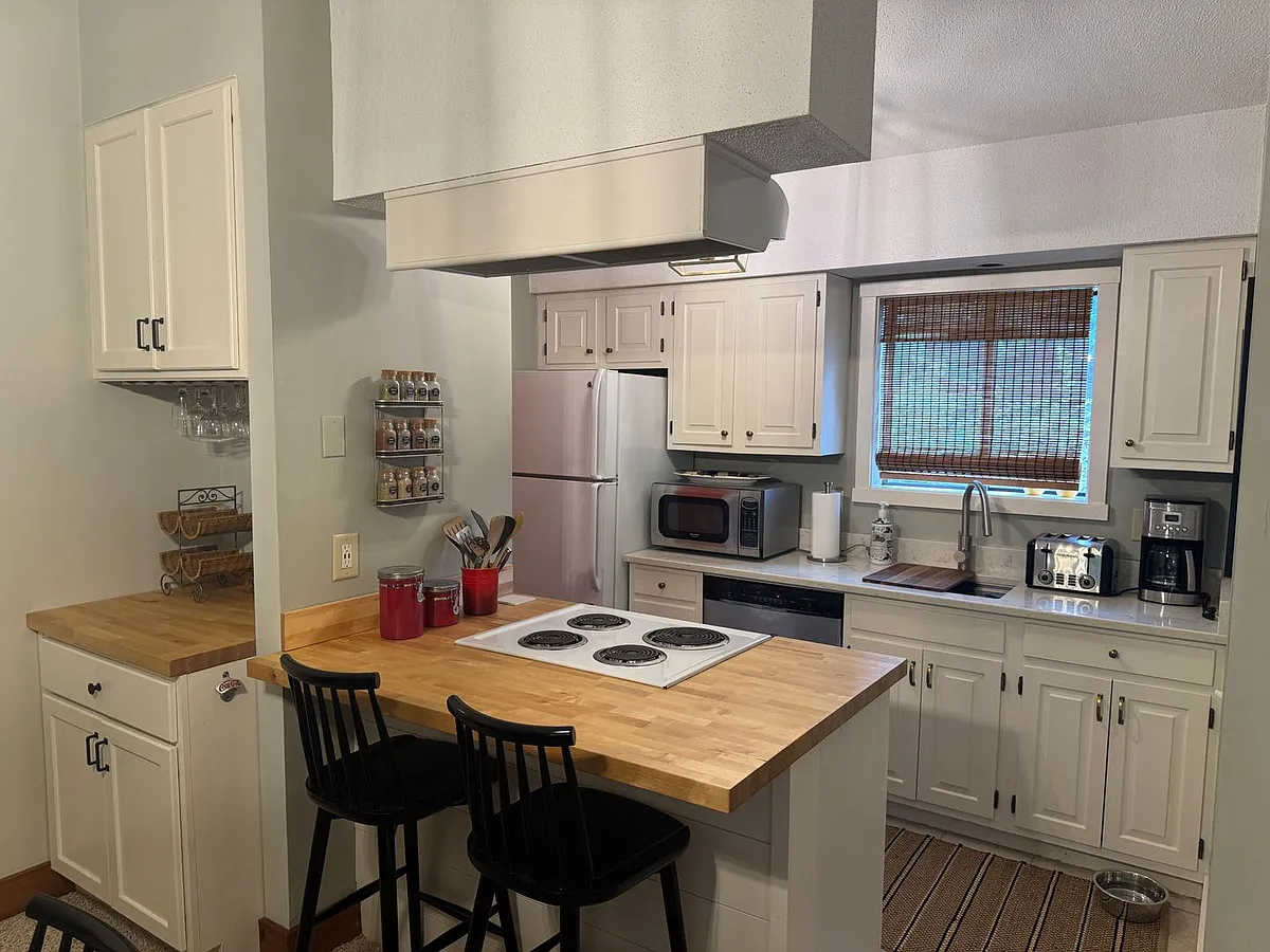 Building Photo - 383 Old Quechee Rd #8C