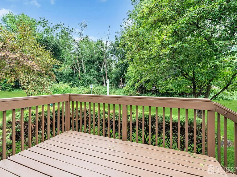 8 Edith Dr — Photo 39